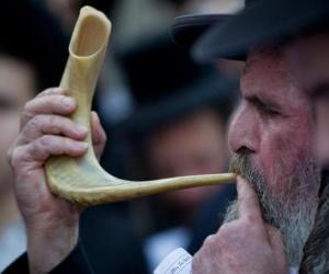 yapboz Şofar oynayan adam. Rüzgar enstrüman Yahudi holidays tipik